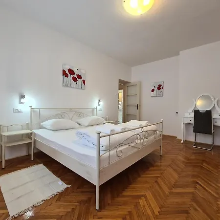 Jadran 2151 פולה